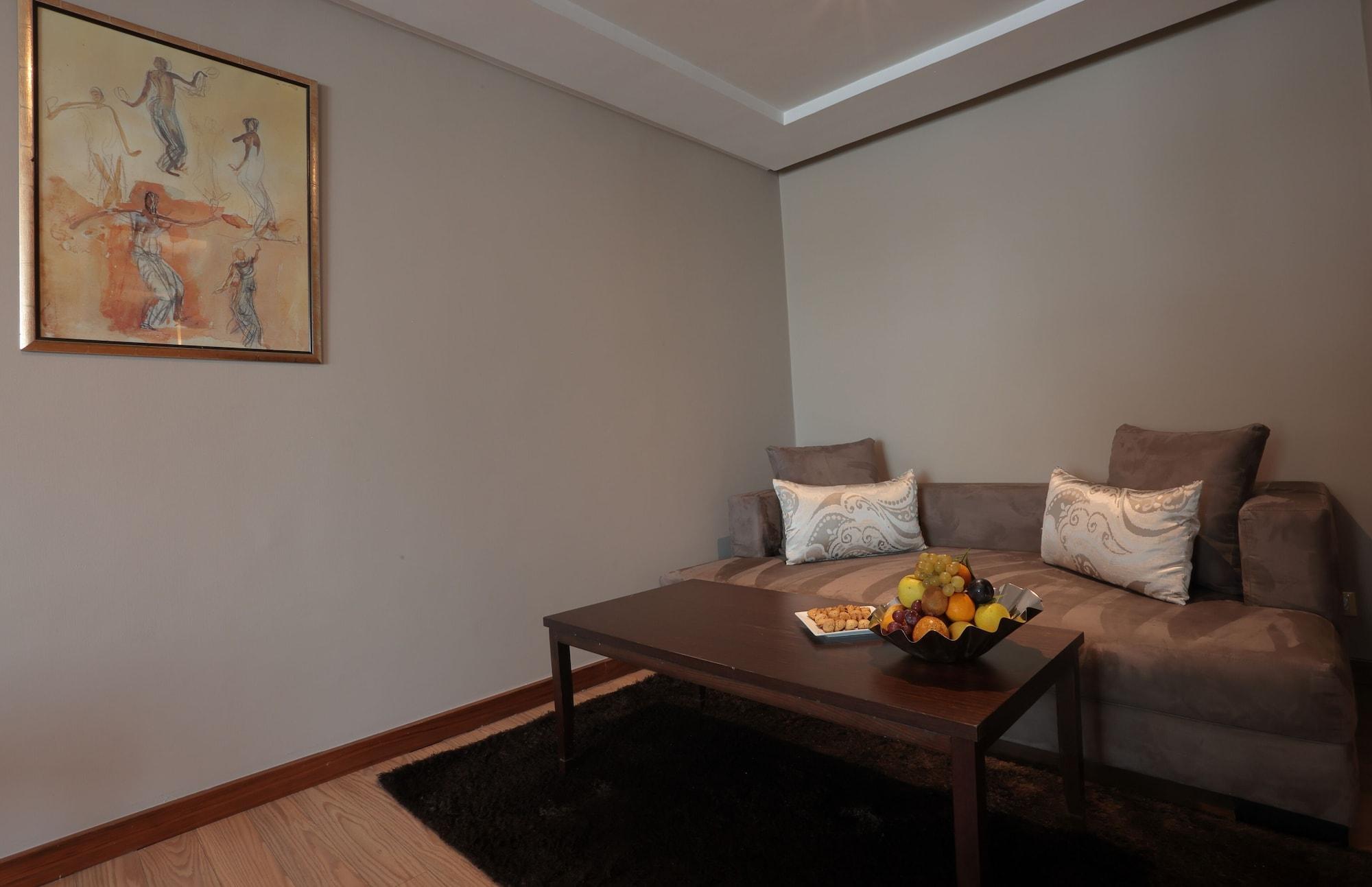 Le Palace D'Anfa Καζαμπλάνκα Εξωτερικό φωτογραφία A living room in a suite at the hotel