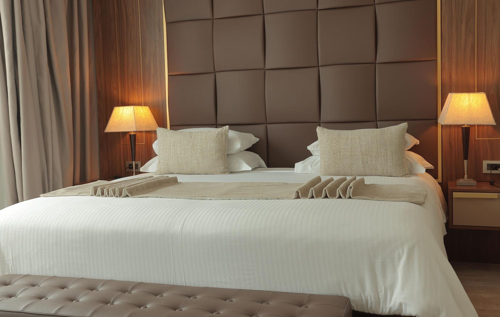 Le Palace D'Anfa Καζαμπλάνκα Εξωτερικό φωτογραφία A bed with a headboard