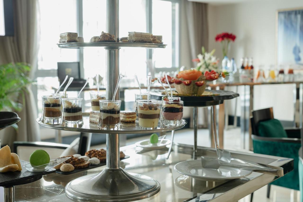 Le Palace D'Anfa Καζαμπλάνκα Εξωτερικό φωτογραφία A tiered stand with desserts