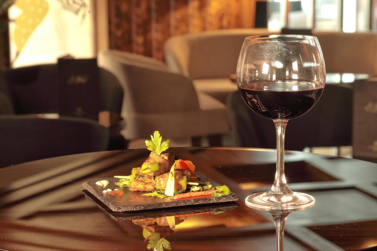 Le Palace D'Anfa Καζαμπλάνκα Εξωτερικό φωτογραφία A wine glass