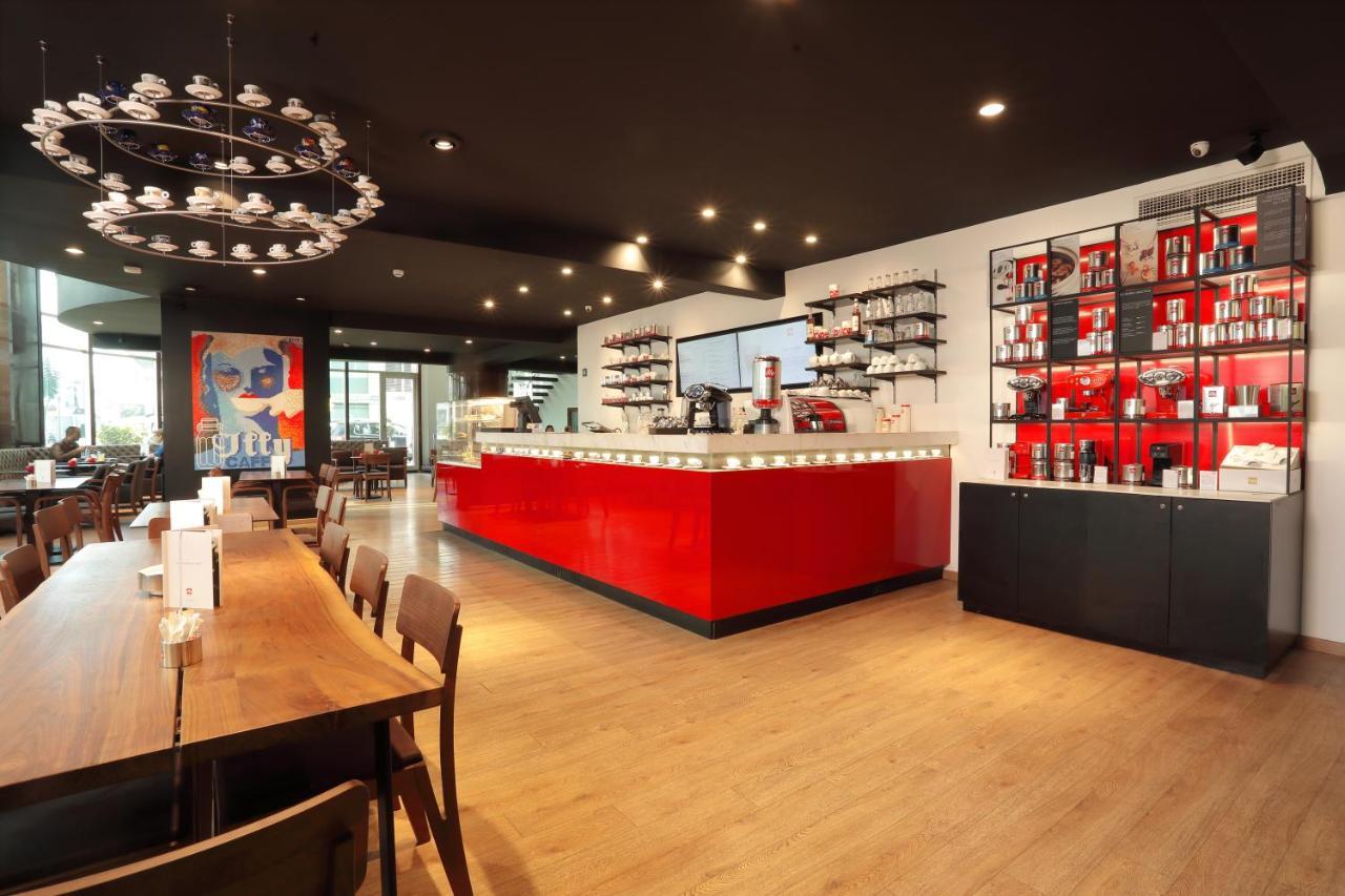Le Palace D'Anfa Καζαμπλάνκα Εξωτερικό φωτογραφία The interior of a typical Starbucks Reserve store